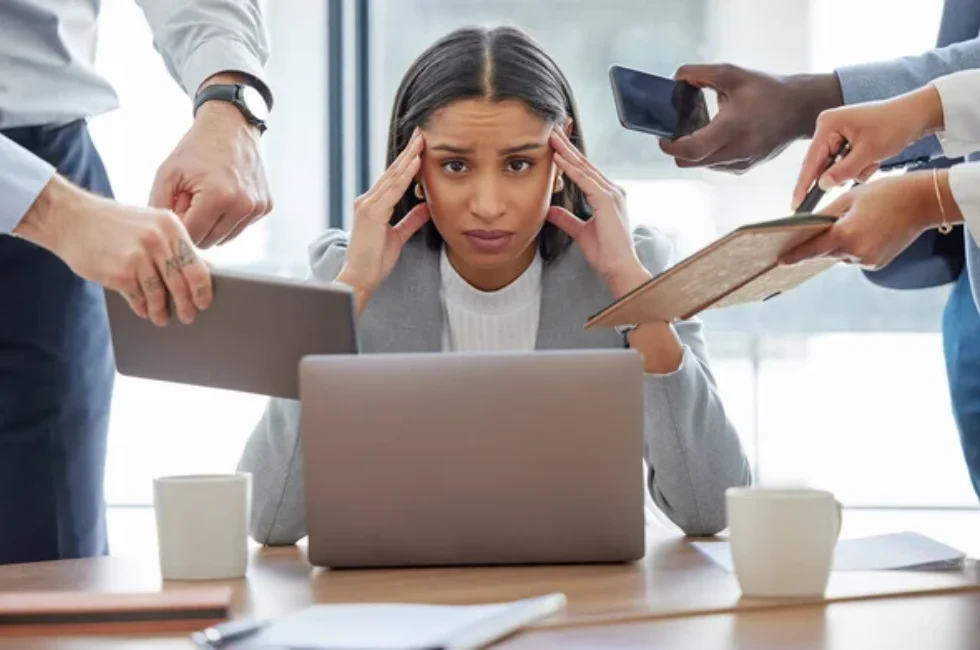 Burnout na Era Digital: Como a Pressão por Validação Online Leva ao Esgotamento Mental